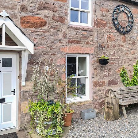 Alexander Courtyard Villa Inverness Bagian luar foto