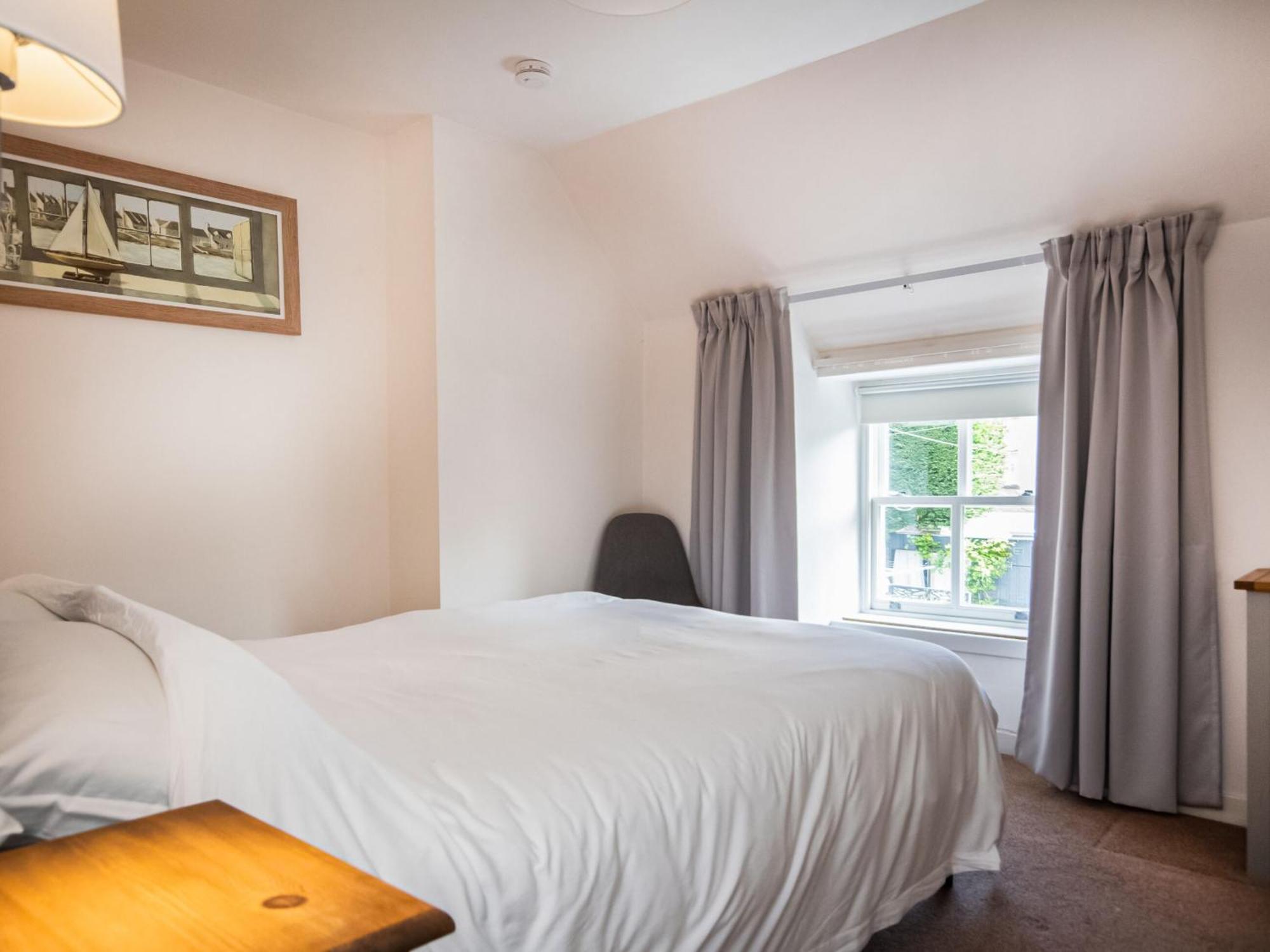 Alexander Courtyard Villa Inverness Bagian luar foto