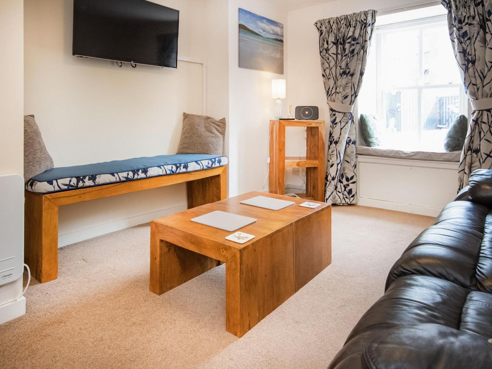 Alexander Courtyard Villa Inverness Bagian luar foto